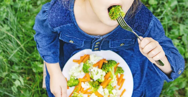 Bambino mangia verdure. Foto d'estate. Focus selettivo — Foto Stock