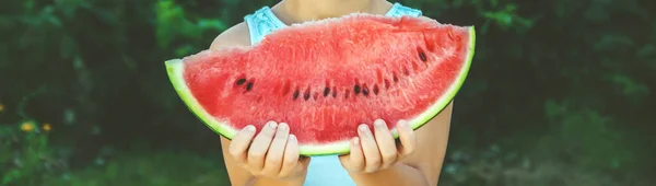 Ein Kind isst Wassermelone. Selektiver Fokus. Lebensmittel. — Stockfoto