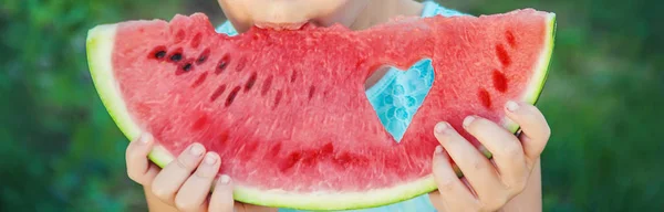 Een kind eet watermeloen. Selectieve focus. Voedsel. — Stockfoto