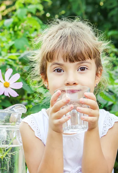 Vaso de agua infantil. enfoque selectivo. naturaleza . — Foto de Stock