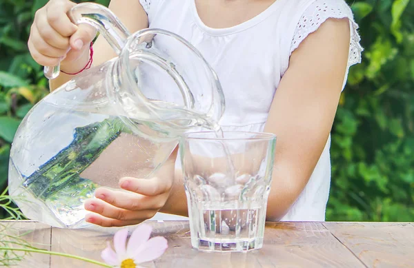 Barn glas vatten. selektivt fokus. mat och dryck. — Stockfoto