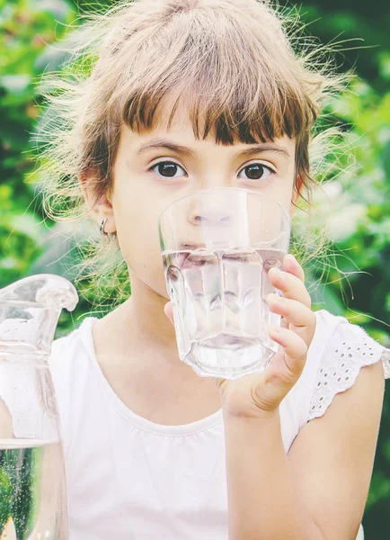 Kind Glas Wasser. Selektiver Fokus. Natur. — Stockfoto