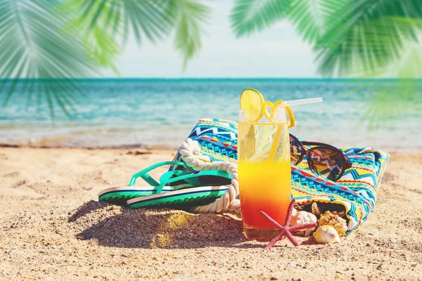 Sfondo spiaggia con un cocktail in riva al mare. Focus selettivo . — Foto Stock