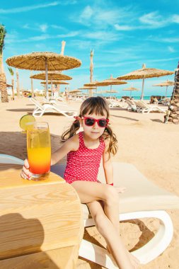 denizde dinlenen kız çocuk. Seçici odaklama.