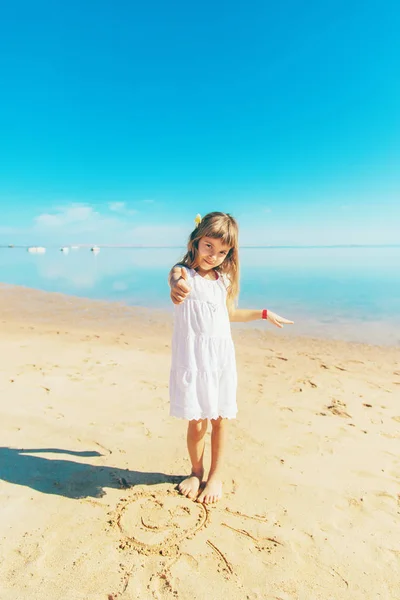 Ребенок на пляже. Морской берег. Селективный фокус . — стоковое фото