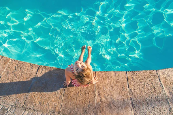 Enfant sur la plage. Au bord de mer. Concentration sélective . — Photo