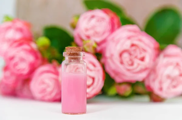 Cosméticos con extracto de flor de rosa. Enfoque selectivo . — Foto de Stock