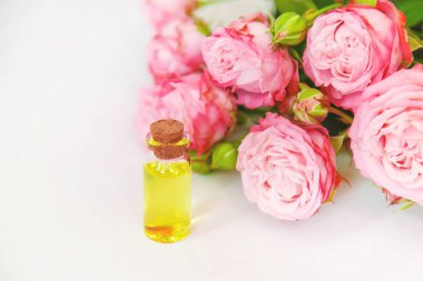 gül çiçeği özü ile kozmetik. Seçici odaklama.