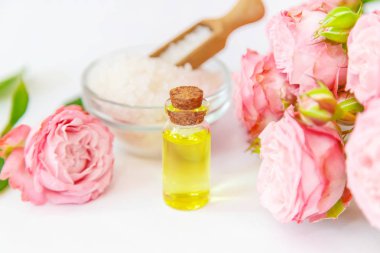 gül çiçeği özü ile kozmetik. Seçici odaklama.