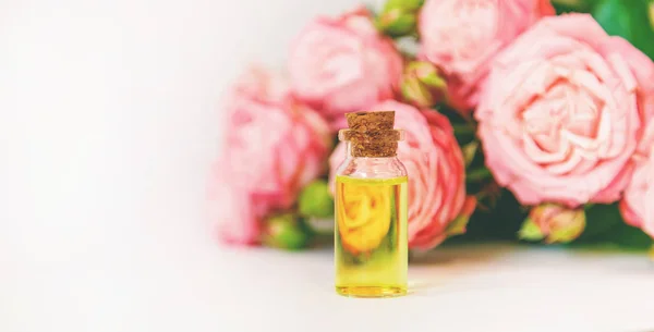 Cosmétiques à l'extrait de fleur de rose. Concentration sélective . — Photo