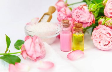 gül çiçeği özü ile kozmetik. Seçici odaklama.