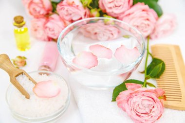 gül çiçeği özü ile kozmetik. Seçici odaklama.