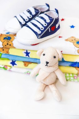 Yenidoğan. hafif bir arka plan üzerinde bebek aksesuarları. Seçici odaklama.