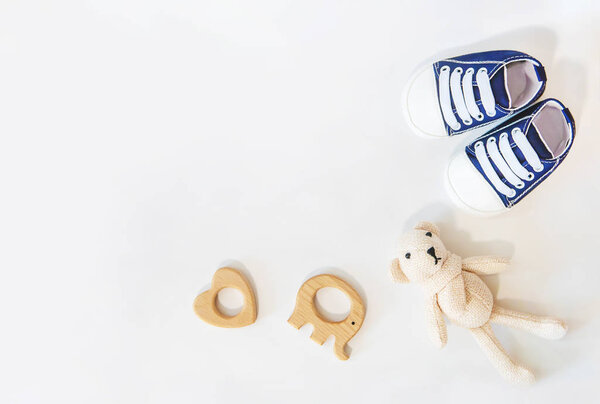 новорожденный детские аксессуары на светлом фоне. Селективный фокус
.