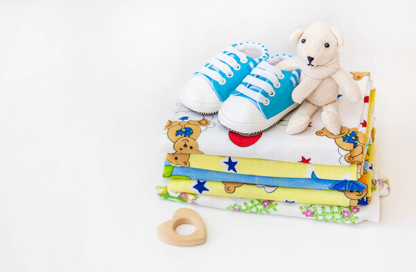 новорожденный детские аксессуары на светлом фоне. Селективный фокус
.