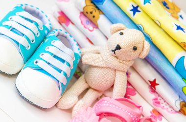 Yenidoğan. hafif bir arka plan üzerinde bebek aksesuarları. Seçici odaklama.