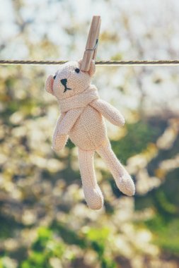 Bebek giysileri ve aksesuarları açık havada yıkandıktan sonra halat üzerinde tartMak. Seçici odaklama.