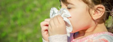 Mevsimlik Anti bir çocukta. Coryza. Seçici odak.