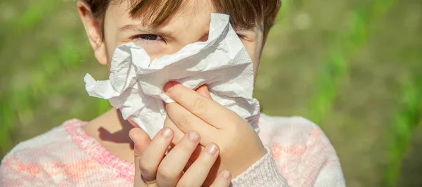 Alergia estacional en un niño. Coryza. Enfoque selectivo . — Foto de Stock