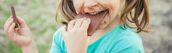 Een zoete-toothed kind eet chocolade. Selectieve aandacht. — Stockfoto