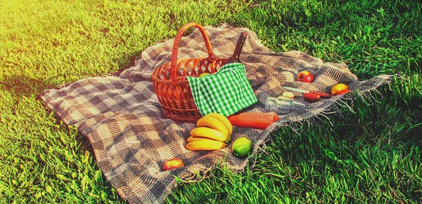 Плед на пикник на траве. Селективный фокус . — стоковое фото