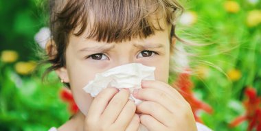 Mevsimlik Anti bir çocukta. Coryza. Seçici odak.