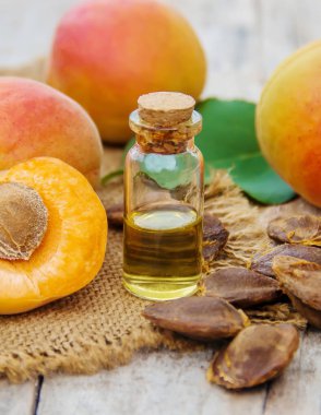 Kayısı yağı küçük bir kavanoza. seçici odak.