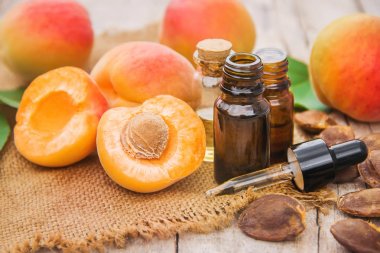 Kayısı yağı küçük bir kavanoza. seçici odak.