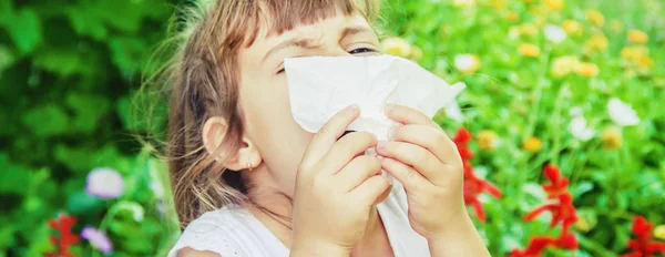 Alergia estacional en un niño. Coryza. Enfoque selectivo . — Foto de Stock