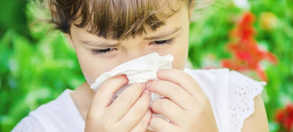 Alergia estacional en un niño. Coryza. Enfoque selectivo . — Foto de Stock