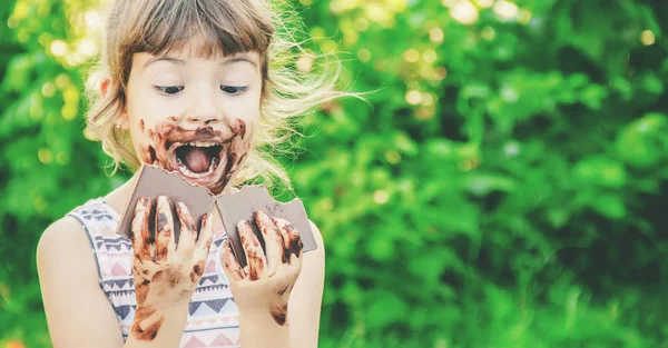 一个可爱的孩子吃巧克力。选择性聚焦. — 图库照片