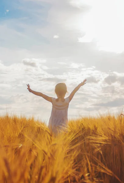 Ребенок на пшеничном поле. селективный фокус. — стоковое фото