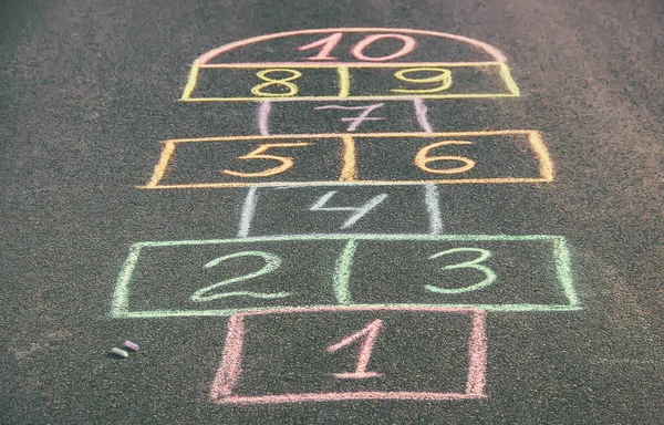 Straßenkinderspiele in Klassikern. Selektiver Fokus. — Stockfoto