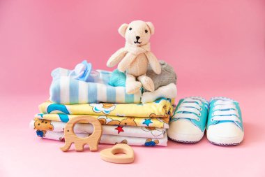 renkli bir arka plan üzerinde yenidoğanlar için bebek aksesuarları. seçici odaklama.