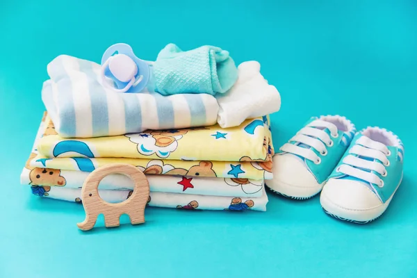 Baby accessoires voor pasgeborenen op een gekleurde achtergrond. selectieve focus. — Stockfoto