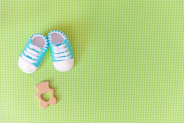 Baby accessories for newborns on a colored background. selective focus. — Stock Photo, Image