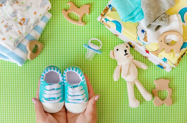 Baby accessoires voor pasgeborenen op een gekleurde achtergrond. selectieve focus. — Stockfoto