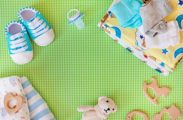 Baby accessoires voor pasgeborenen op een gekleurde achtergrond. selectieve focus. — Stockfoto
