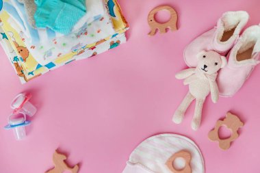 renkli bir arka plan üzerinde yenidoğanlar için bebek aksesuarları. seçici odaklama.