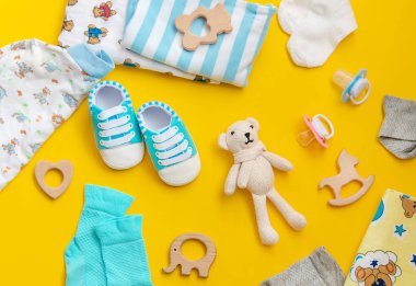 renkli bir arka plan üzerinde yenidoğanlar için bebek aksesuarları. seçici odaklama.