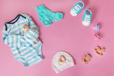 renkli bir arka plan üzerinde yenidoğanlar için bebek aksesuarları. seçici odaklama.