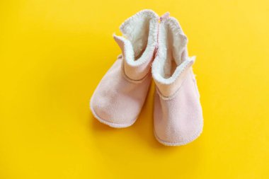 renkli bir arka plan üzerinde yenidoğanlar için bebek aksesuarları. seçici odaklama.