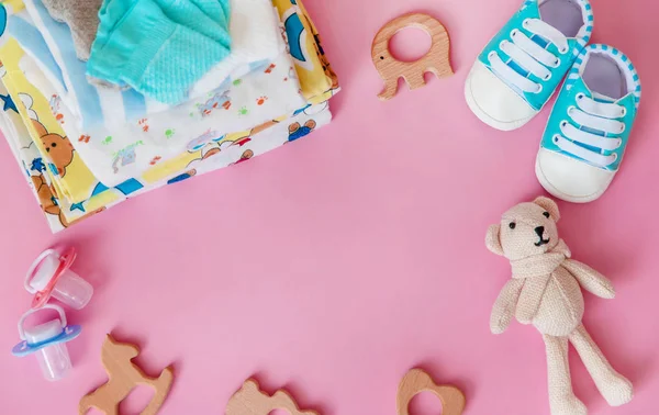 Baby accessoires voor pasgeborenen op een gekleurde achtergrond. selectieve focus. — Stockfoto