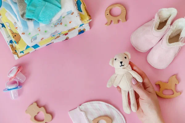 Baby accessoires voor pasgeborenen op een gekleurde achtergrond. selectieve focus. — Stockfoto