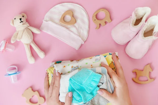 Baby accessoires voor pasgeborenen op een gekleurde achtergrond. selectieve focus. — Stockfoto