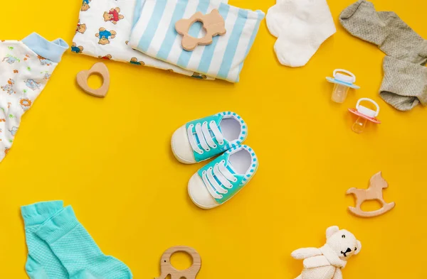 Baby accessoires voor pasgeborenen op een gekleurde achtergrond. selectieve focus. — Stockfoto