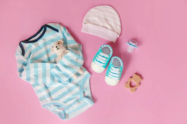 色付きの背景に新生児のための赤ちゃんのアクセサリー。選択的フォーカス. — ストック写真