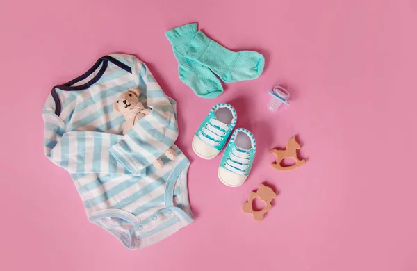 色付きの背景に新生児のための赤ちゃんのアクセサリー。選択的フォーカス. — ストック写真
