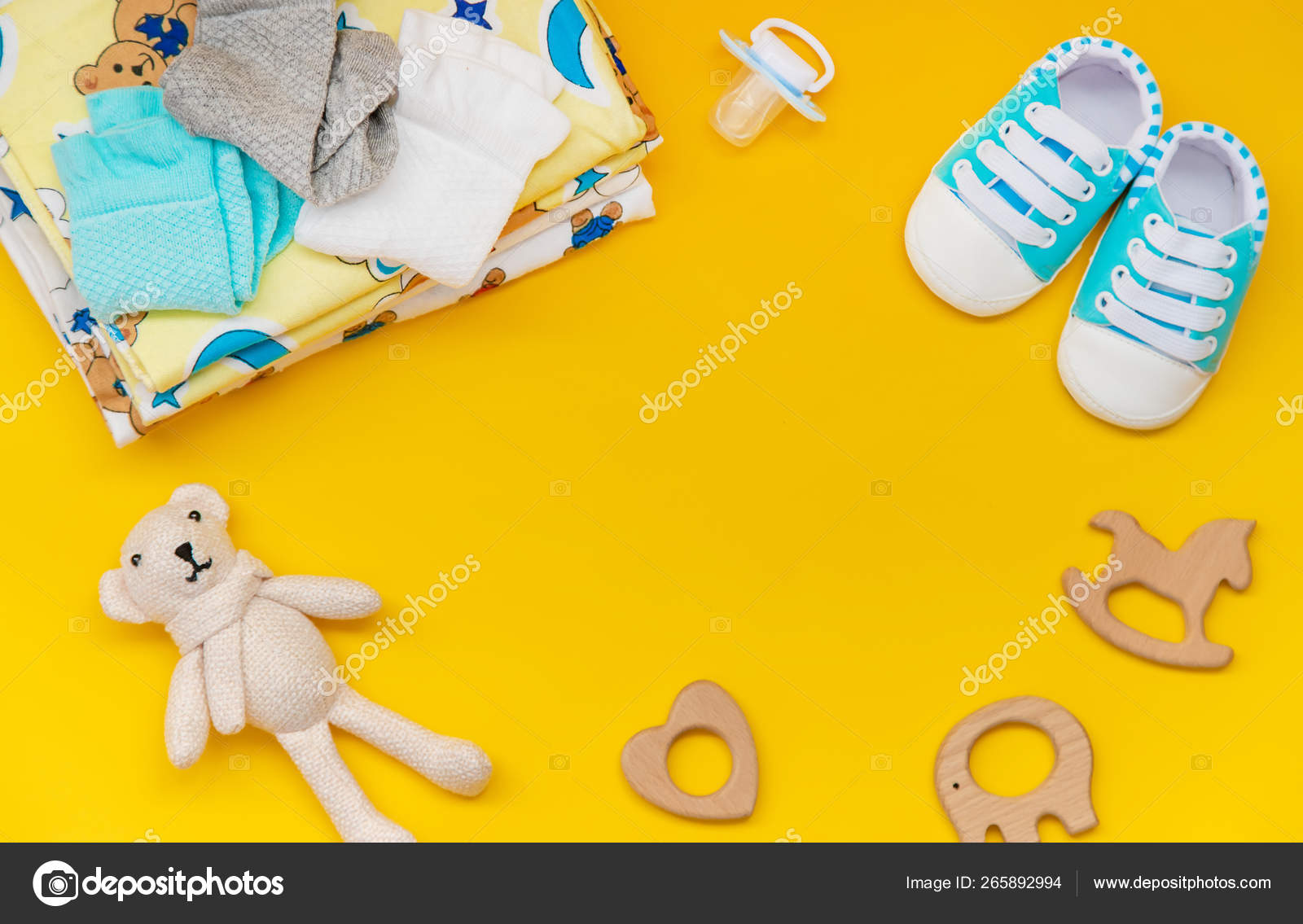 Accesorios para bebés para recién sobre un fondo de color. enfoque selectivo fotografía de © yana-komisarenko@yandex.ru #265892994 | Depositphotos