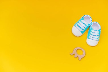 renkli bir arka plan üzerinde yenidoğanlar için bebek aksesuarları. seçici odaklama.